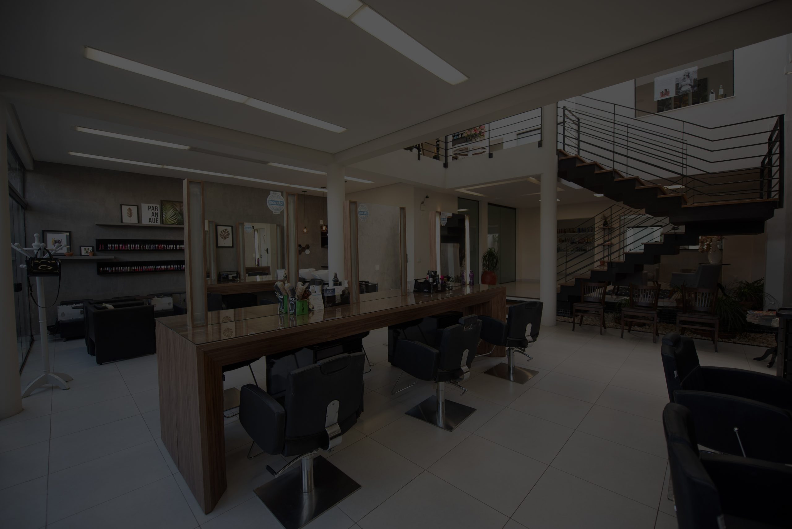 Ambiente interno amplo e iluminado do Studio Vênus